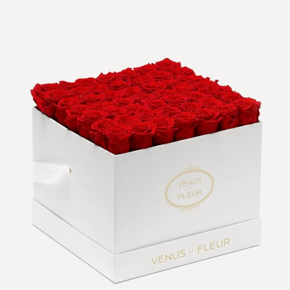 Venus eat fleur large red roses (49 roses in box)